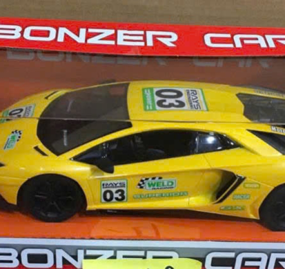 Xe hơi thể thao vàng 